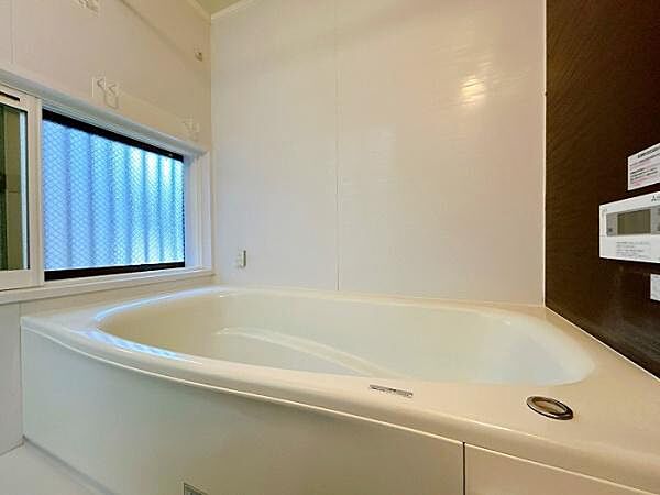 浴室も二重窓となっており耐熱耐寒性能は優れております