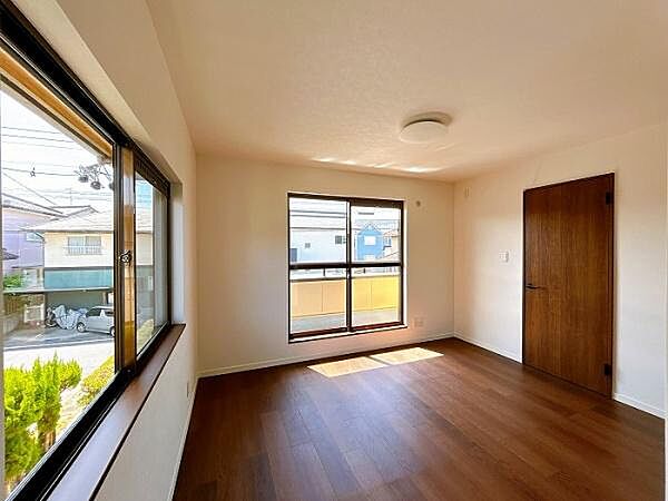 二階南東側洋室にはバルコニーがございます