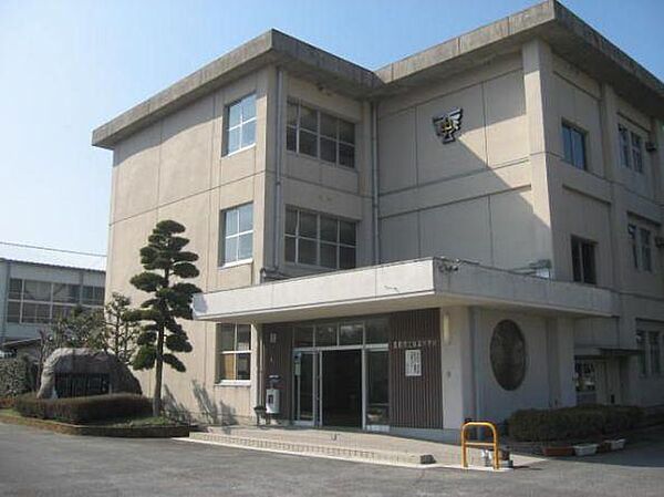 豊田市立益富中学校まで900m、現地から900m
