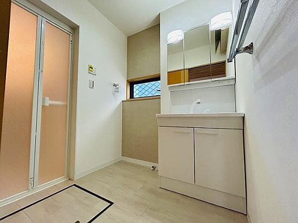 三面鏡の裏は収納になっているので洗面台まわりがスッキリ片付きます