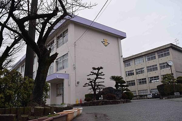知立市立竜北中学校まで1400m、現地から1400m