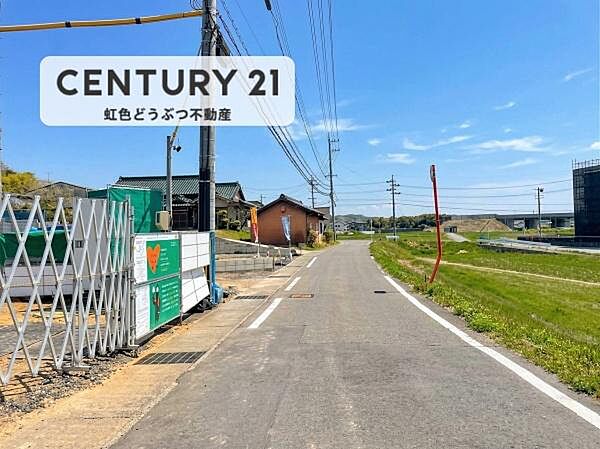 前面道路は交通量が少なく静かな環境です