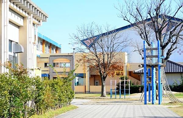 西尾市立平坂小学校まで600m、現地から600ｍ