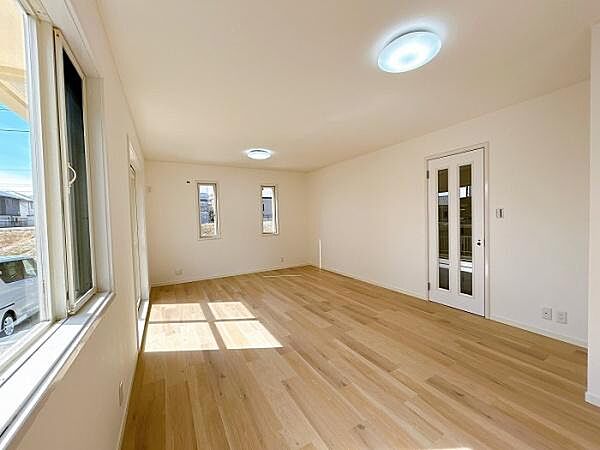 17帖の広々南向きリビングです居心地が良く、ご家族皆がゆったり寛げる憩いの空間となりそうです