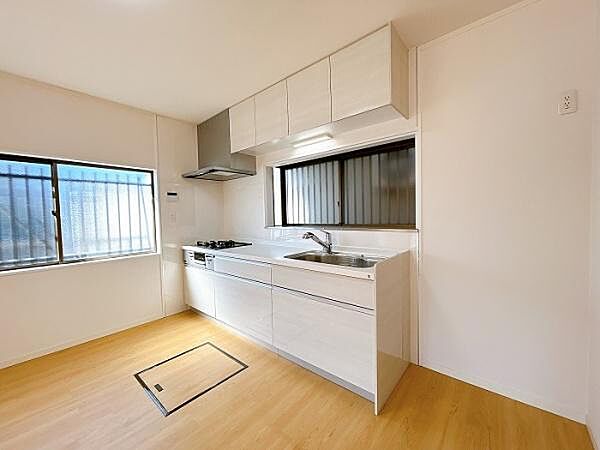 1度にたくさんのメニューが作れる3口コンロ付の機能的なシステムキッチンです　グリル付きでお料理の幅が広がりますね