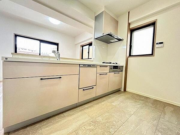 1度にたくさんのメニューが作れる3口コンロ付の機能的なシステムキッチンです　グリル付きでお料理の幅が広がりますね