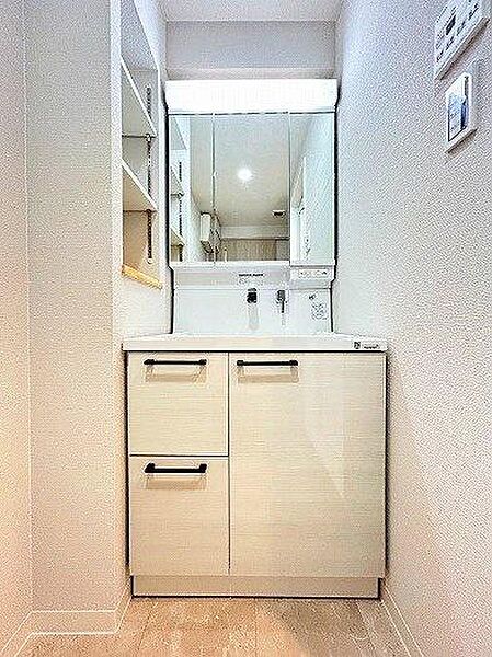 三面鏡の裏は収納になっているので洗面台まわりがスッキリ片付きます可動棚収納付きでタオル類の収納も十分にできます