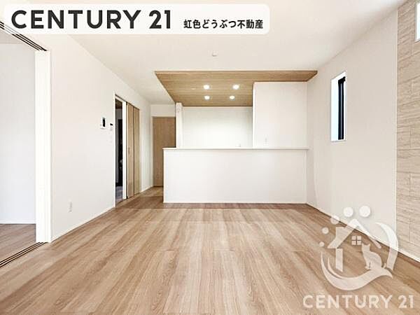 16帖の広々南東向きリビングです居心地が良く、ご家族皆がゆったり寛げる憩いの空間となりそうです
