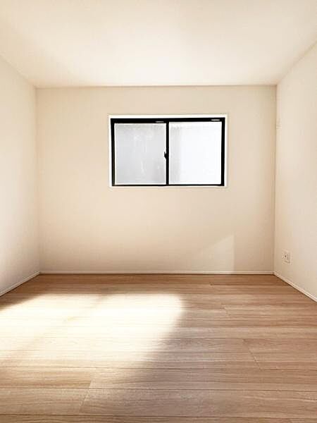 2階洋室6.12帖　二面採光で日当たり・風通し良好なお部屋ですウォークインクローゼット完備でお部屋がスッキリ片付きます
