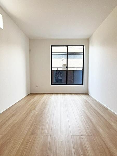 2階洋室7.5帖　収納便利なウォークインクローゼットと納戸が備わったお部屋ですダブルベッドが十分に設置できる広いお部屋です