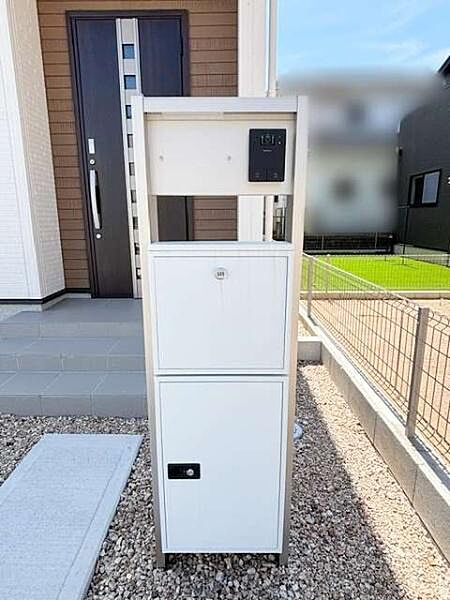 施工例　便利な機能門柱はモニターフォン付きで防犯対策もされています不在時でも安心な宅配ボックス付きです