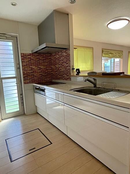 オール電化住宅　キッチンはシステムキッチンで対面式です