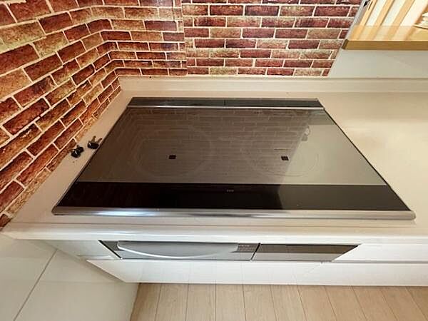 見た目もスッキリなIHコンロですフラットな天板でお手入れが簡単です