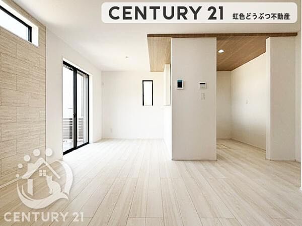 15.25帖の広々南東向きリビングです居心地が良く、ご家族皆がゆったり寛げる憩いの空間となりそうです