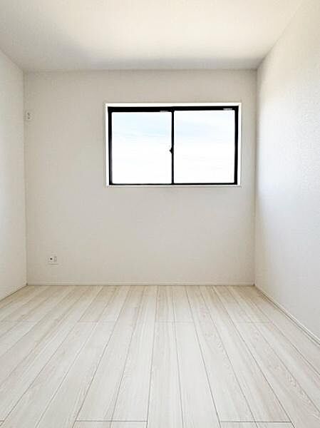 2階洋室5.25帖　お子さまの個室や在宅ワークにぴったりの、家族の成長に合わせてお使いいただけるちょうどいいサイズの洋室です