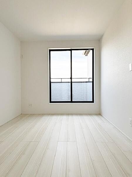 2階洋室6帖　二面採光で日当たり・風通し良好なお部屋ですウォークインクローゼット完備でお部屋がスッキリ片付きます