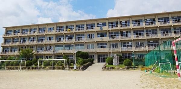 岡崎市立甲山中学校まで1600m、現地から1600m