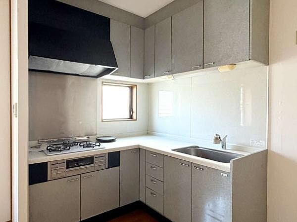 収納・作業面ともに充実した、使い勝手の良いL字型キッチンです