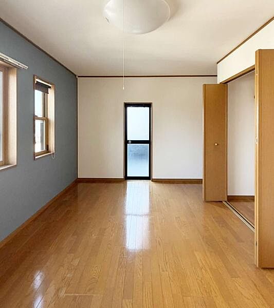 2階東洋室　青のアクセントクロスがオシャレな洋室です