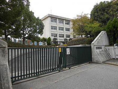 岡崎市立小豆坂小学校まで690m、現地から690ｍ