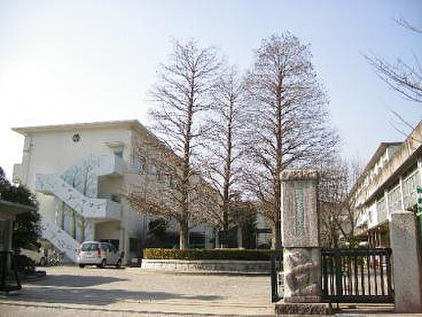 岡崎市立竜美丘小学校まで1300m、現地から1300ｍ