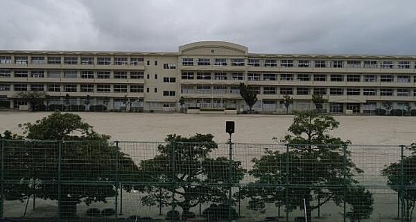 岡崎市立竜南中学校まで1000m、現地から1000m