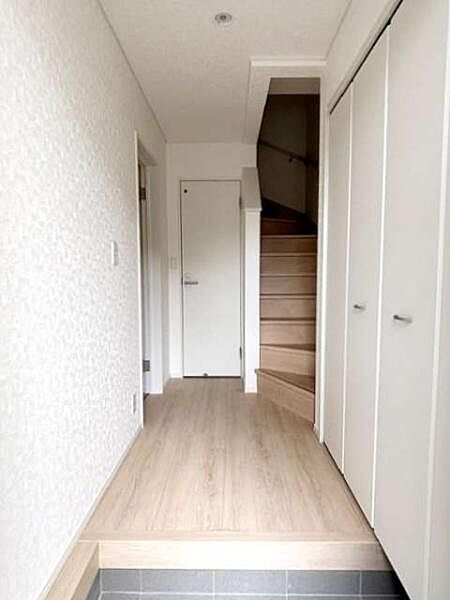 開放感ある明るい広々とした玄関です大型のシューズクローゼット付きで玄関周りがスッキリします