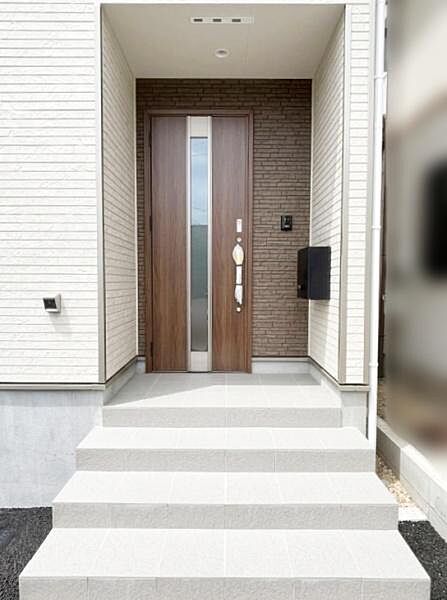 玄関ポーチです　屋根付きの玄関は雨天時も安心です