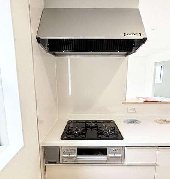 1度にたくさんのメニューが作れる3口コンロ付の機能的なシステムキッチンです　グリル付きでお料理の幅が広がりますね