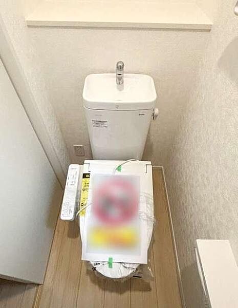 2階トイレ　温水洗浄便座です　壁面収納が付いています