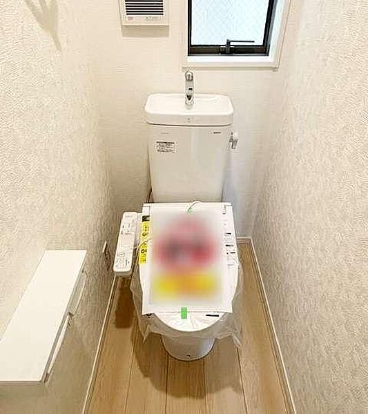 温水洗浄便座付きのトイレです　1階・2階の2か所にございます