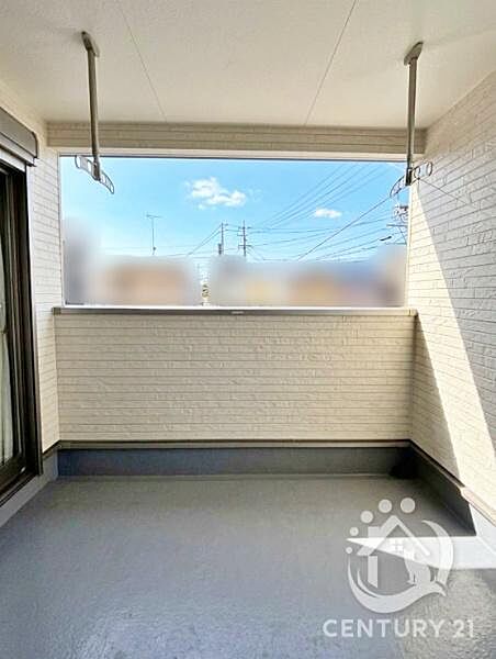 広々インナーバルコニー付きで、雨の日も安心して洗濯物を乾かせます少し大きめの物干し台も設置可能で、2室から利用可能です