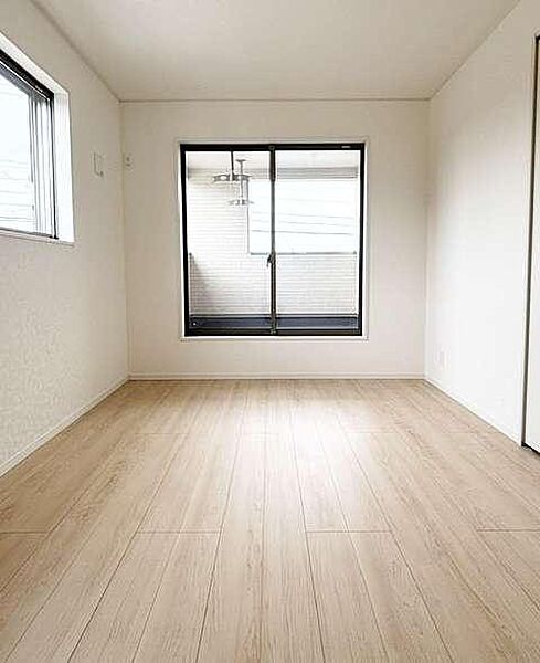 2階洋室7.2帖　バルコニー側で日当たり・風通し良好なお部屋ですクローゼット完備でお部屋がスッキリ片付きます