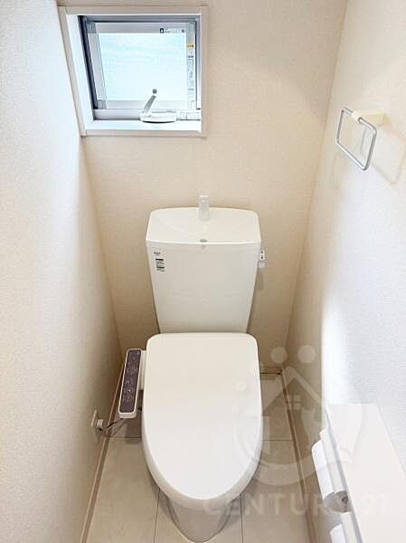 清潔感のあるトイレ空間。温水洗浄便座はもちろん、予備がおけるダブルペーパーホルダーも完備。