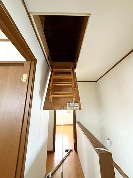 小屋裏収納付き