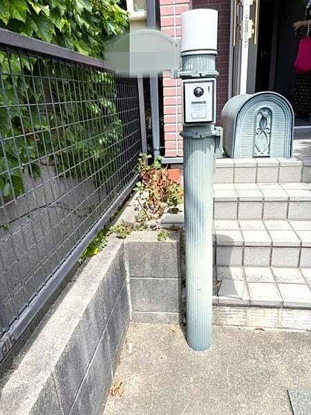 モニターホンとメールポストが一体となった門柱です来訪者を室内から確認できる安心の防犯仕様です