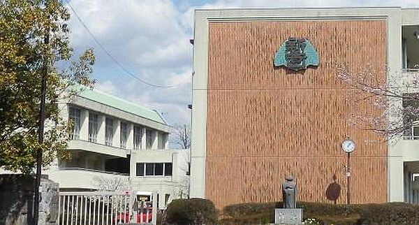 岡崎市立新香山中学校まで971m
