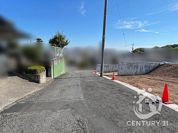 東側前面道路　閑静な住宅街なのでとても静かな環境です