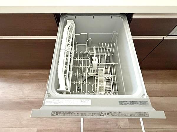 深型の食洗乾燥機はご家族全員分の食器が洗えて乾かせます。共働き世帯や忙しい奥様の家事の手助けをしてくれる食洗機はとても便利です。