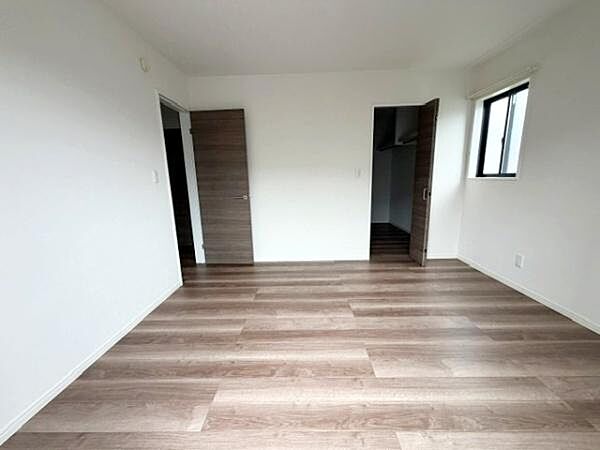 2階主寝室7帖　ダブルベッドが十分に置ける広さがあるので主寝室にぴったりです