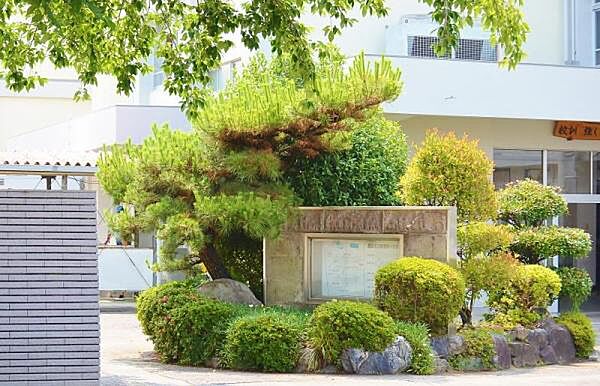 豊田市立寿恵野小学校まで1300m、現地から1300ｍ