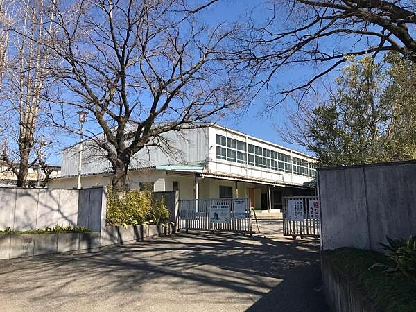 豊田市立衣丘小学校まで750m、現地から750ｍ
