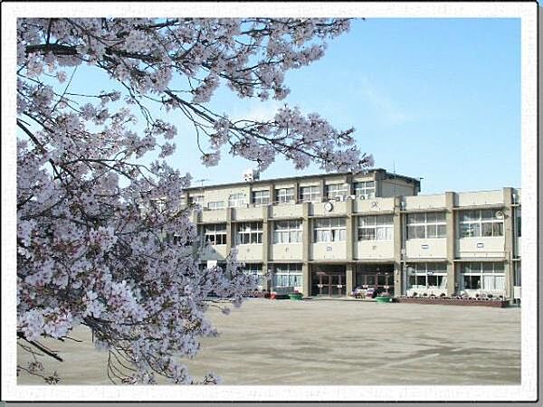 岡崎市立矢作東小学校まで1532m、岡崎市立矢作東小学校まで1540ｍ