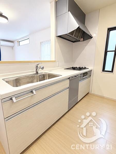 食洗機付きのシステムキッチン※AI画像加工により、家具・家財・生活用品等を消去しています。現況とは異なる場合がありますので、現況を優先します。