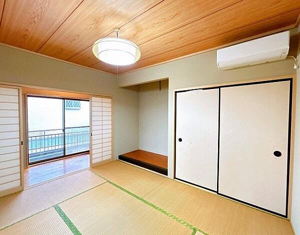 1階和室6帖　LDKに隣接した和室は、シーンに合わせて柔軟に使い分けられるマルチスペースです。