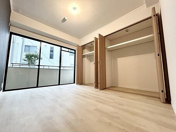 全居室6帖以上を確保しております。壁一面のＣＬは収納が手薄なマンションでも十分な容量を誇ります。