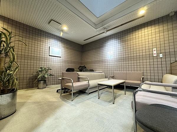 ゆとりあるロビースペースを備えたエントランスホール。来訪者との待ち合わせや談話の場としてもご利用いただけます。