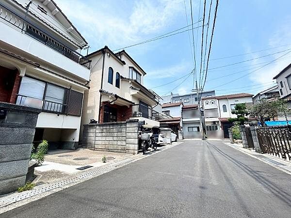 全面道路は舗装されております。付近には遮る建物が無く気持ちい陽光が差し込みますね。