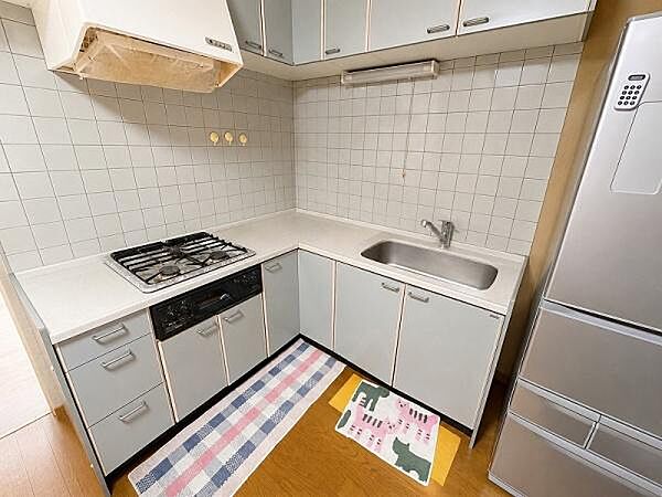 【一部家財撤去後イメージ写真】スペースを活かしたＬ型キッチン。お料理に集中しながらダイニング部分への目配りも可能です。