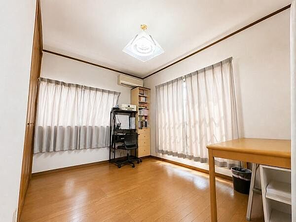 【一部家財撤去後イメージ写真】約6帖の洋室。対角に窓があるため風通りがいいことは勿論、日当たりにも優れております。